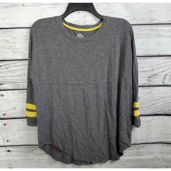 Maurices Small Gray T-shirt - Picture 1 of 6
